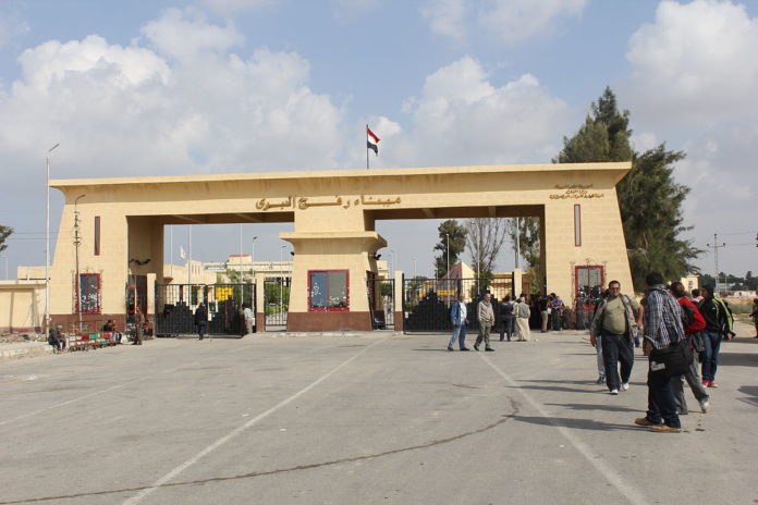 Der Grenzübergang in Rafah. Foto Gigi Ibrahim - Flickr: Egyptian Convoy to Gaza, Palestine, CC BY 2.0, https://commons.wikimedia.org/w/index.php?curid=31361720