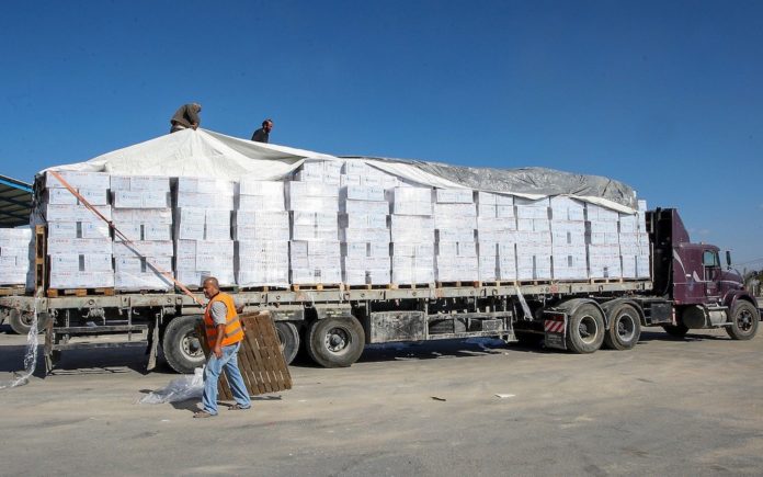 Symbolbild. Ein Lastwagen beladen mit Hilfsgütern, der von Israel über die Kerem-Shalom-Grenze in Rafah im südlichen Gazastreifen angekommen ist. Foto Abed Rahim Khatib/ Flash90
