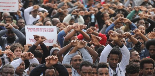 Afrikanische Migranten protestieren am 7. Februar 2018 vor der ruandischen Botschaft in Herzliya gegen den Rückführungsplan. Foto Miriam Alster/Flash90