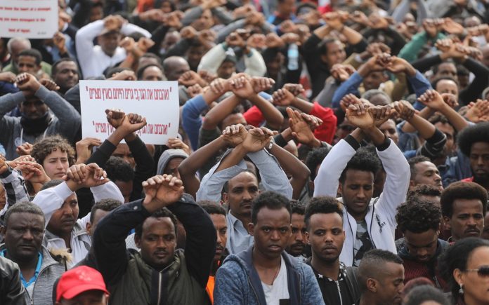 Afrikanische Migranten protestieren am 7. Februar 2018 vor der ruandischen Botschaft in Herzliya gegen den Rückführungsplan. Foto Miriam Alster/Flash90