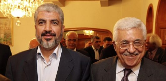 Khaled Mashaal, Hamas-Führer (links) und Mahmoud Abbas, Präsident der Palästinensischen Autonomiebehörde, bei einem Treffen in Kairo, Ägypten am 24. November 2011. Foto Büro von Khaled Mashaal.