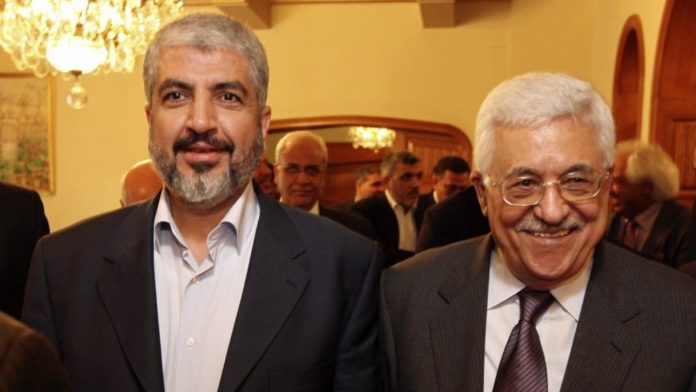 Khaled Mashaal, Hamas-Führer (links) und Mahmoud Abbas, Präsident der Palästinensischen Autonomiebehörde, bei einem Treffen in Kairo, Ägypten am 24. November 2011. Foto Büro von Khaled Mashaal.