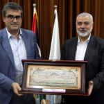 Der Schweizer EDA-Vertreter Roland Steininger erhielt im November 2017 von politischen Leiter der Hamas, Ismail Haniyeh als Geschenk ein Gemälde mit dem  sog. Felsendom in Jerusalem.  Foto Hamas
