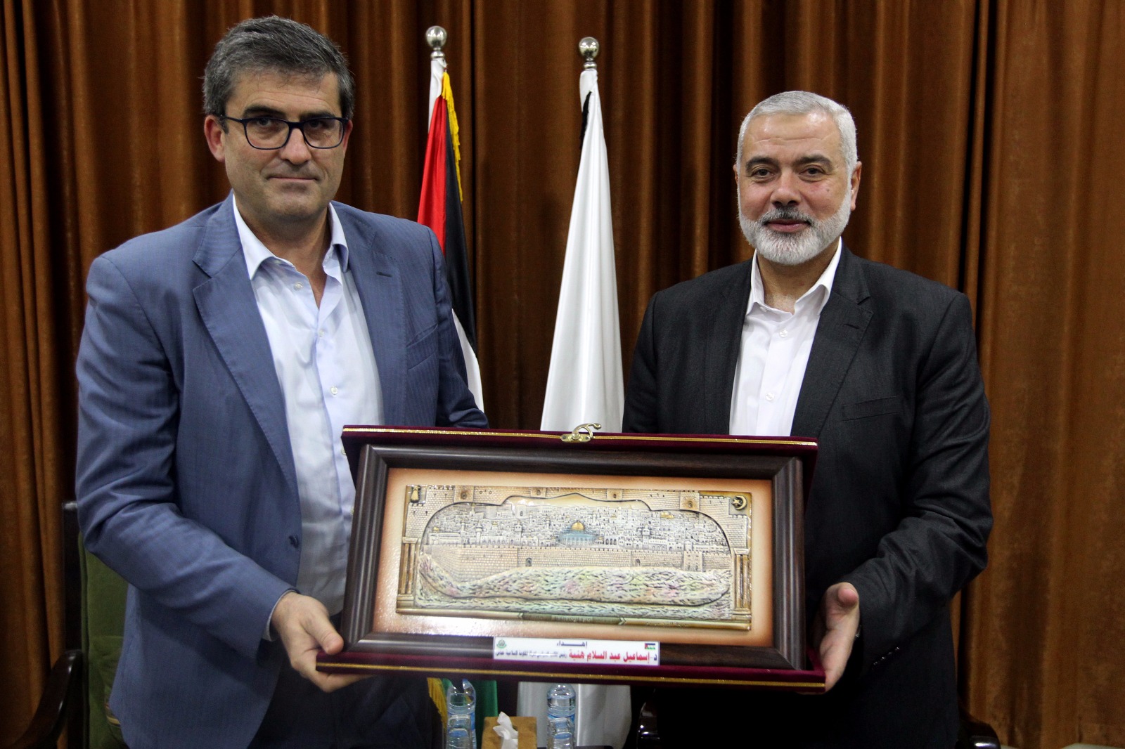 Der Schweizer EDA-Vertreter Roland Steininger erhielt im November 2017 von politischen Leiter der Hamas, Ismail Haniyeh als Geschenk ein Gemälde mit dem sog. Felsendom in Jerusalem. Foto Hamas