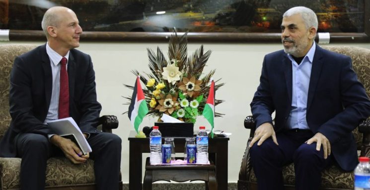 Der Schweizer EDA Mitarbeiter J. Thöni (links) an einem Treffen mit Hamas-Führer  Yahya Sinwa im November 2017. Foto Hamas