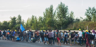 Flüchtlinge in Ungarn unterwegs nach Österreich (4. September 2015). Foto Joachim Seidler, photog_at from Austria - 20150904 174, CC BY 2.0, https://commons.wikimedia.org/w/index.php?curid=42915460