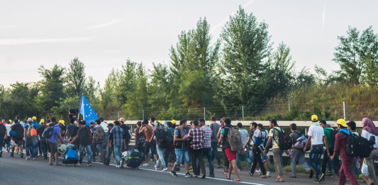 Flüchtlinge in Ungarn unterwegs nach Österreich (4. September 2015). Foto Joachim Seidler, photog_at from Austria - 20150904 174, CC BY 2.0, https://commons.wikimedia.org/w/index.php?curid=42915460