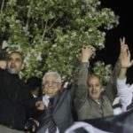 Der Präsident der Palästinensischen Autonomiebehörde, Mahmoud Abbas, zweiter von links, freut mit freigelassenen palästinensischen Terroristen aus israelischen Gefängnissen im Hauptquartier von Abbas in der Stadt Ramallah im Westjordanland am 30. Oktober 2013. Foto Issam Rimawi/Flash90