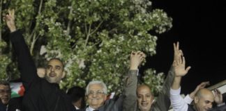 Der Präsident der Palästinensischen Autonomiebehörde, Mahmoud Abbas, zweiter von links, freut mit freigelassenen palästinensischen Terroristen aus israelischen Gefängnissen im Hauptquartier von Abbas in der Stadt Ramallah im Westjordanland am 30. Oktober 2013. Foto Issam Rimawi/Flash90