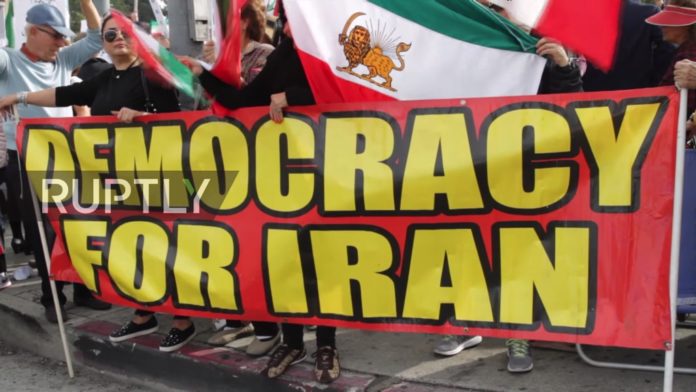 Iranische Expats demonstrieren in Los Angeles. Foto Screenshot Youtube / Ruply
