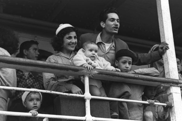 Neuankömmlinge aus Marokko im Hafen von Haifa am 24 September 1954. Foto Fritz Cohen / Goverment Press Office /PD