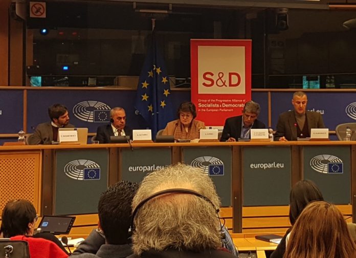 BDS-Gründer Omar Barghouti (rechts) im EU-Parlament am 28. Februar 2018. Foto Twitter