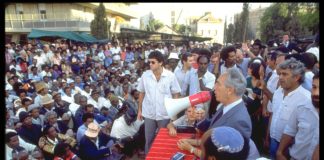 Der damalige Ministerpräsident Israels Shimon Peres spricht am 2 Oktober 1985 zu äthiopischen Migranten. Foto Harnik Nati/GPO