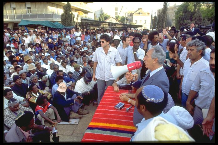 Der damalige Ministerpräsident Israels Shimon Peres spricht am 2 Oktober 1985 zu äthiopischen Migranten. Foto Harnik Nati/GPO