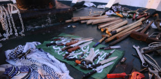 Einige der Waffen, die von Passagieren an Bord der Mavi Marmara benutzt wurden. Foto Israel Defense Forces, CC BY 2.0, https://commons.wikimedia.org/w/index.php?curid=34371782