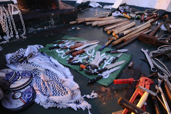 Einige der Waffen, die von Passagieren an Bord der Mavi Marmara benutzt wurden. Foto Israel Defense Forces, CC BY 2.0, https://commons.wikimedia.org/w/index.php?curid=34371782