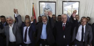 Von links Hamas-Führer im Gazastreifen Yahya Sinwar, Leiter des palästinensischen Geheimdienstes Majid Faraj, Leiter des politischen Büros der Hamas Ismail Haniyeh, PA-Premierminister Rami Hamdallah und ein ägyptischer Vermittler bei einem Treffen in Gaza City am 2. Oktober 2017. Foto Premierministerbüro.