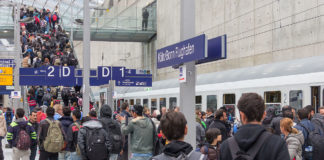Ankunft von Flüchtlingen von der deutsch/österreichischen Grenze mit einem Sonderzug der Deutschen Bahn im Bahnhof des Kölner-Bonn-Flughafen im Oktober 2015. Foto © Raimond Spekking / CC BY-SA 4.0 (via Wikimedia Commons), CC BY-SA 4.0, https://commons.wikimedia.org/w/index.php?curid=44032297