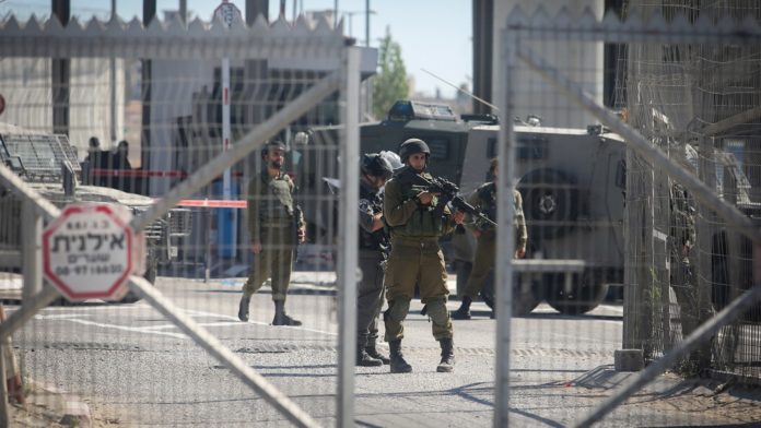 Israelische Sicherheitskräfte bewachen den Qalandiya Checkpoint bei Ramallah. Foto Flash90
