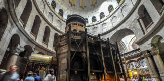 Die Grabeskirche ist eine Kirche im christlichen Viertel der ummauerten Altstadt von Jerusalem. Foto Jlascar - https://www.flickr.com/photos/jlascar/10350934835/, CC BY 2.0, https://commons.wikimedia.org/w/index.php?curid=34030982
