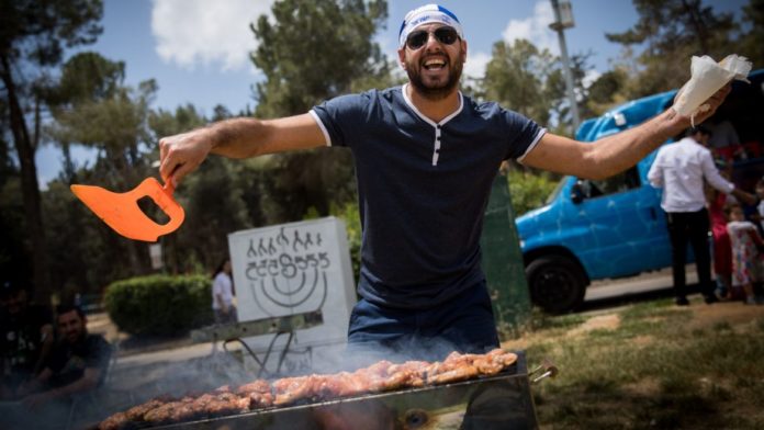 Ein israelischer Grillmeister mit seinem Nafnaf. Foto Yonatan Sindel/FLASH90