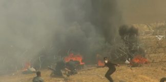 Palästinenser in Gaza versuchen, einen Teil des Grenzzauns mit Israel zu durchbrechen, 30. März 2018. Foto Screenshot Ateya Bahar/Youtube.
