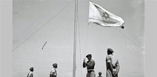 Weniger als 3 Wochen vor Israels Unabhängigkeit wird die Flagge des zukünftigen jüdischen Staates bei einer Morgenparade auf einer Trainingsbasis der jungen israelischen Verteidigungskräfte am 27. April 1948 im noch britischen Mandat für Palästina gehisst. Foto Zoltan Kluger/GPO