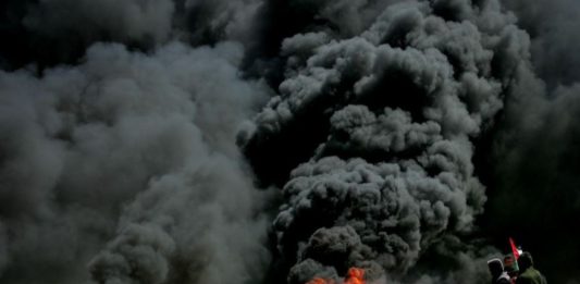 Verbrennen von Reifen im südlichen Gazastreifen an der Grenze zu Israel am 6. April 2018. Foto Abed Rahim Khatib/ Flash90