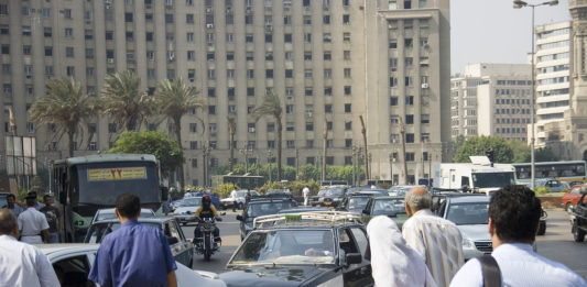 Tahrir Square in Kairo. Foto David Evers from Amsterdam, Netherlands - Midan Tahrir, CC BY 2.0, https://commons.wikimedia.org/w/index.php?curid=10458148