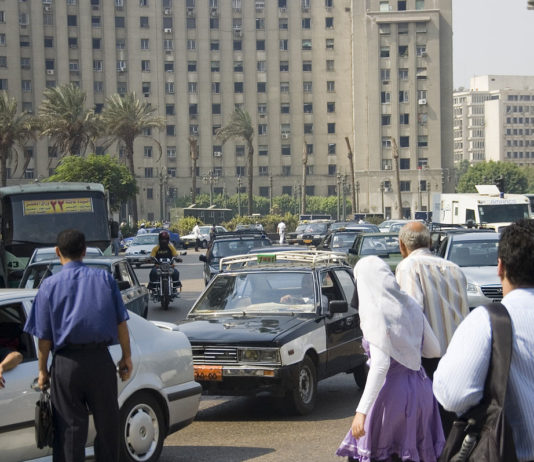 Tahrir Square in Kairo. Foto David Evers from Amsterdam, Netherlands - Midan Tahrir, CC BY 2.0, https://commons.wikimedia.org/w/index.php?curid=10458148
