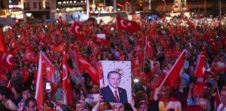 Demonstration von Unterstützern von Präsident Erdogan, Istanbul 22. Juli 2016. Foto Mstyslav Chernov, CC BY-SA 4.0, https://commons.wikimedia.org/w/index.php?curid=51156155