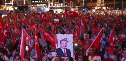 Demonstration von Unterstützern von Präsident Erdogan, Istanbul 22. Juli 2016. Foto Mstyslav Chernov, CC BY-SA 4.0, https://commons.wikimedia.org/w/index.php?curid=51156155