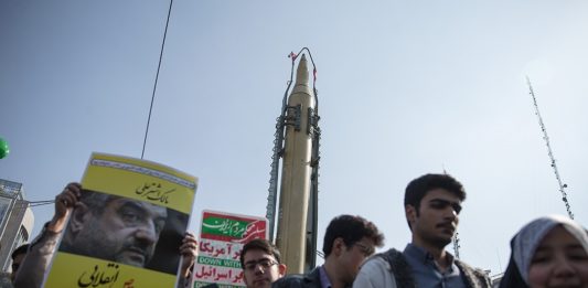 Eine Demonstration der Ghaqr-F-Rakete