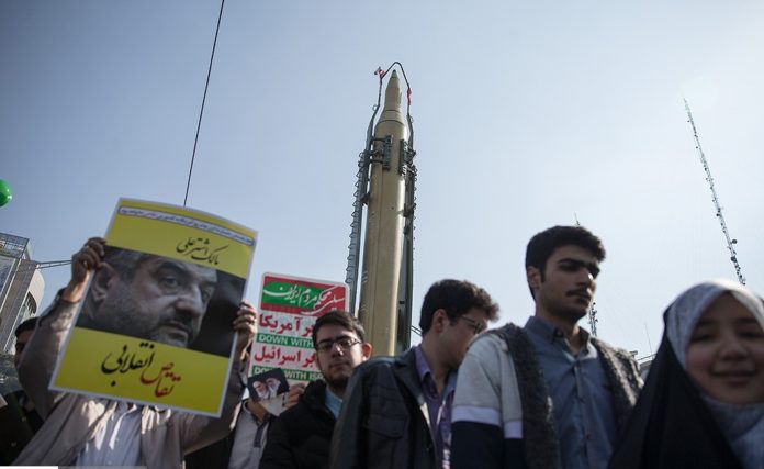 Eine Demonstration der Ghaqr-F-Rakete