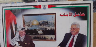Yasser Arafat und Mahmoud Abbas. Foto Al Jazeera English - P1020739, CC BY-SA 2.0, https://commons.wikimedia.org/w/index.php?curid=17498659