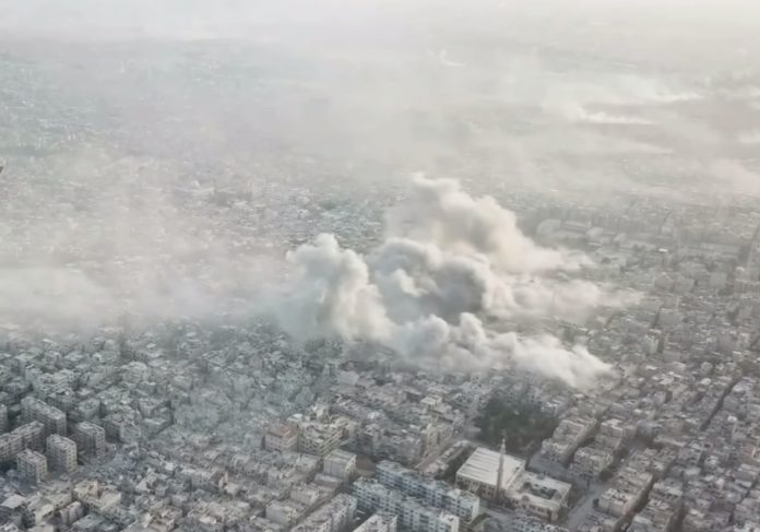 Rauchschwaden über dem Flüchtlingslager Yarmouk in Damaskus, als die syrische Armee das Lager am 20. April 2018 beschiesst. Foto Screenshot Ruptly