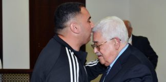 Der Präsident der Palästinensischen Autonomiebehörde, Mahmoud Abbas (r.), begrüsst Rajaei Haddad, der 20 Jahre in den israelischen Gefängnissen verbrachte, weil er an einem Terroranschlag von 1997 beteiligt war, bei dem Gabriel Hirschberg getötet wurde. Foto WAFA/Thaer Ghanaim
