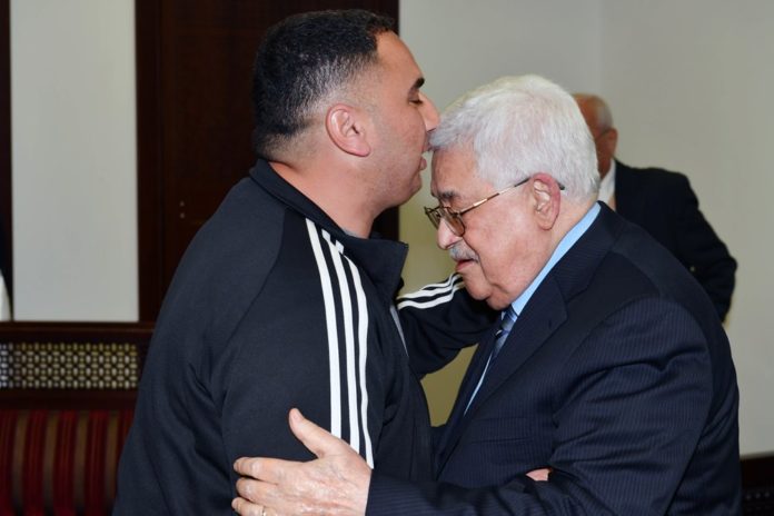Der Präsident der Palästinensischen Autonomiebehörde, Mahmoud Abbas (r.), begrüsst Rajaei Haddad, der 20 Jahre in den israelischen Gefängnissen verbrachte, weil er an einem Terroranschlag von 1997 beteiligt war, bei dem Gabriel Hirschberg getötet wurde. Foto WAFA/Thaer Ghanaim