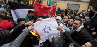 Teilnehmer einer Demonstration verbrennen im Dezember 2017 eine Fahne mit einem Davidstern in Berlin im Stadtteil Neukölln. Foto Jüdisches Forum für Demokratie und gegen Antisemitismus e.V