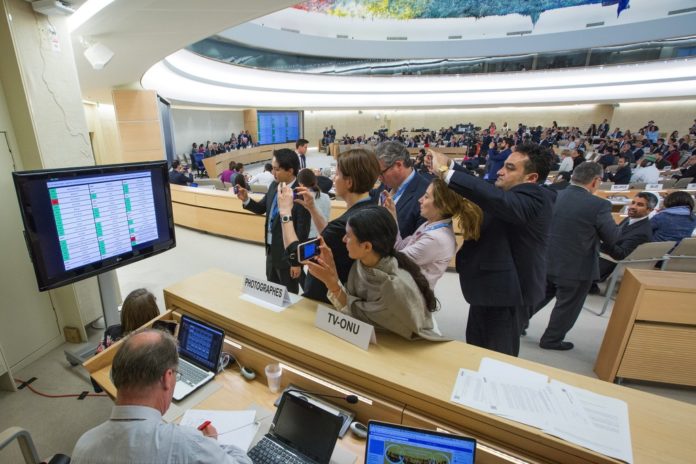 Journalisten fotografieren das Abstimmungsboard an der Sondersitzung des Menschenrechtsrates zum Traktandum 7 über Israel. Büro der Vereinten Nationen in Genf - 18. Mai 2018. UN-Foto / Elma Okic