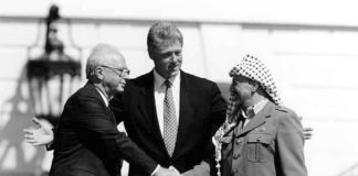Rabin, Clinton, Arafat. Foto Vince Musi / The White House, Public Domain, https://commons.wikimedia.org/w/index.php?curid=7273344