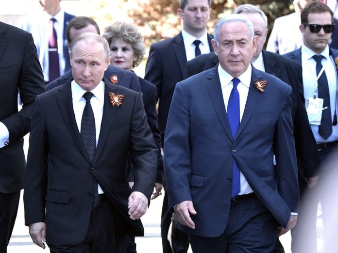 Der israelische Premierminister Benjamin Netanjahu begleitet den russischen Präsidenten Wladimir Putin bei der Moskauer Siegesparade 2018.. Foto kremlin.ru, CC BY 4.0, https://commons.wikimedia.org/w/index.php?curid=69025075