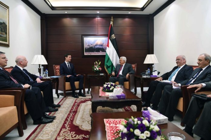 In den letzten sechs Monaten haben sich Mahmoud Abbas und seine Vertrauten nicht nur geweigert, irgendeinen Vertreter der US-Regierung zu treffen, sondern führen auch eine Schmutz- und Hasskampagne gegen Präsident Trump und hochrangige Vertreter der Regierung. Im Foto: Die US-Gesandten Jason Greenblatt (links) und Jared Kushner (Mitte) sprechen am 22. Juni 2017 in Ramallah mit Abbas (rechts). Bei dem Treffen lehnte Abbas ihre Forderung ab, die Zahlungen an Terroristen und deren Familien zu stoppen. Foto U.S. Consulate General Jerusalem.
