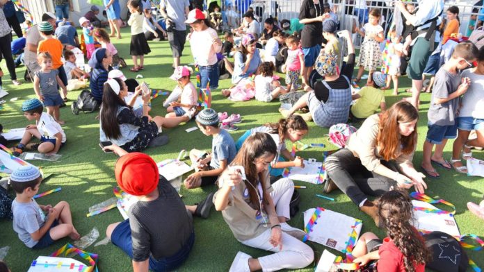 11. Juni 2018: Kinder und Eltern basteln vor dem 7 Sderot Mall Center Drachen. Foto mit freundlicher Genehmigung des Stadtverwaltungsprechers von Sderot.