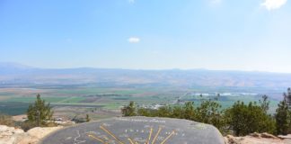 Eine Steintafel mit Wegbeschreibung am Aussichtspunkt Agamon Hula in der Nähe von Ramot Naftali. Unten das Hula-Tal ist und am Horizont sieht man die Golanhöhen. Foto Jotpe - Own work, CC BY-SA 4.0, https://commons.wikimedia.org/w/index.php?curid=38373905