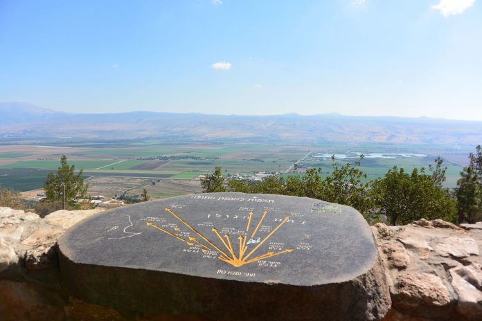 Eine Steintafel mit Wegbeschreibung am Aussichtspunkt Agamon Hula in der Nähe von Ramot Naftali. Unten das Hula-Tal ist und am Horizont sieht man die Golanhöhen. Foto Jotpe - Own work, CC BY-SA 4.0, https://commons.wikimedia.org/w/index.php?curid=38373905