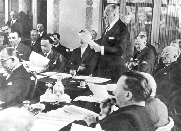 13. Juli 1938; Myron Taylor, Vertreter der Vereinigten Staaten, hält eine Rede vor den Konferenzteilnehmern. Foto Yad Vashem Fotoarchiv 1619/43.