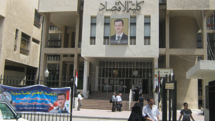 Die Wirtschaftsuniversität 1 in Damaskus. Foto leilita78 - At the University of Economics 1, CC BY-SA 2.0, https://commons.wikimedia.org/w/index.php?curid=19653231