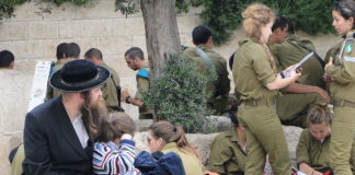 Foto Adam Jones from Kelowna, BC, Canada - Orthodox Father and Child with Soldiers - Western Wall - Jerusalem - Israel, CC BY-SA 2.0, https://commons.wikimedia.org/w/index.php?curid=35364896