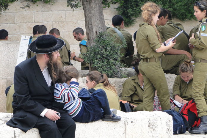 Foto Adam Jones from Kelowna, BC, Canada - Orthodox Father and Child with Soldiers - Western Wall - Jerusalem - Israel, CC BY-SA 2.0, https://commons.wikimedia.org/w/index.php?curid=35364896